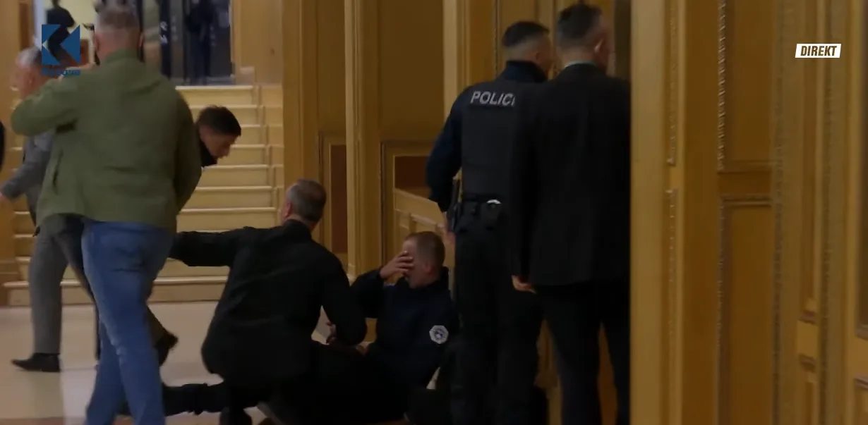 Protesta para Kuvendit: Lëndohet një zyrtar i Policisë (VIDEO)