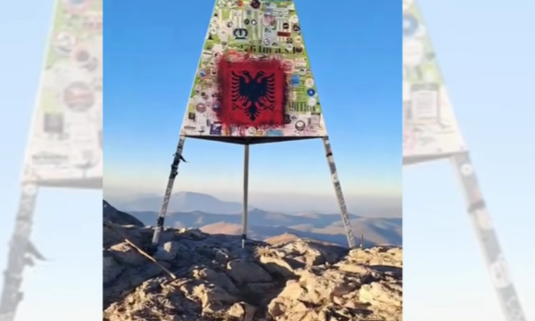 Flamuri shqiptar rikthehet në majën e Korabit pas zëvendësimit me atë maqedonas –