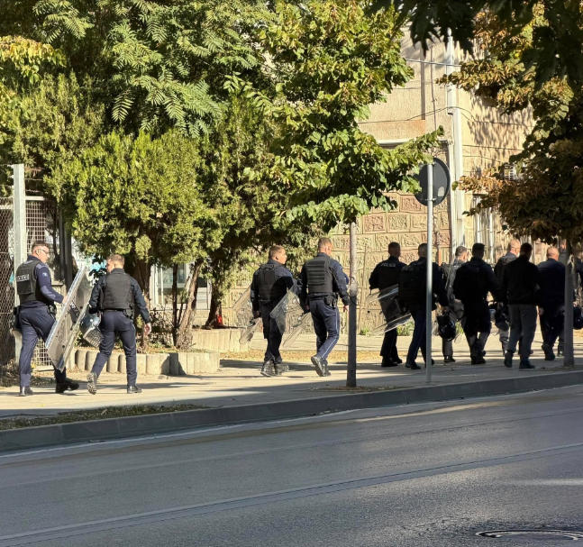 Pas një nate të tensionuar policia mobilizohet që në mëngjes, mburojat gati para kuvendit