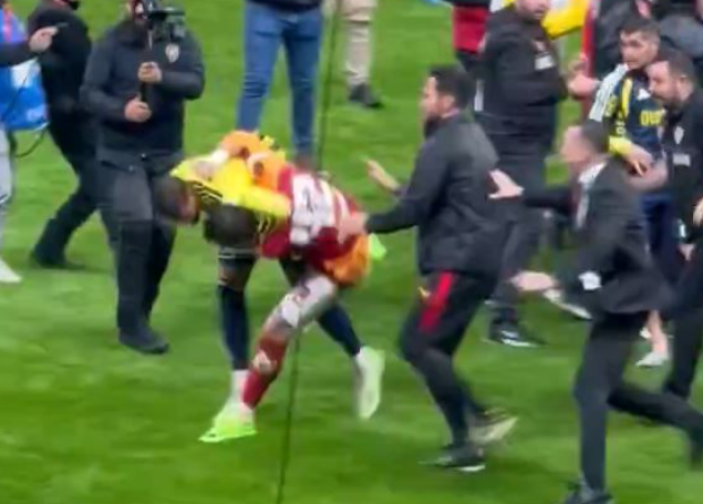 Fenerbahce reagon ashpër pas derbit: Sulmet ndaj lojtarëve tanë janë të papranueshme!