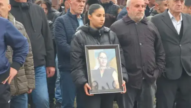 Nis ceremonia e varrimit të Arlinda Zekajt