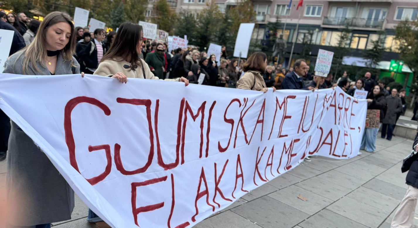 Protestuesit fillojnë të mblidhen në sheshin “Zahir Pajaziti” në Prishtinë për të dytën ditë me radhë