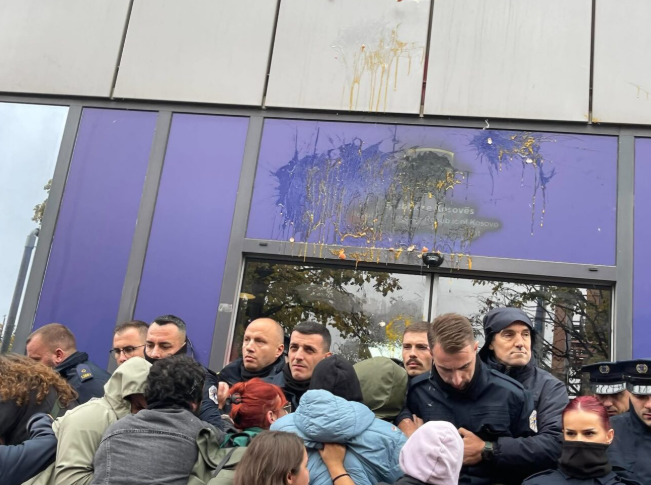 Protestuesit hedhin vezë në drejtim të qeverisë, tentojnë të hyjnë brenda gjatë konferencës së Gërvallës