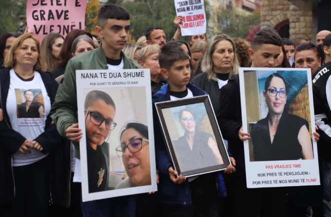 Protestuesit në Pejë pas vrasjes së Arlinda Zekajt, hedhin tym me ngjyrë dhe brohorasin “Marre, marre”!