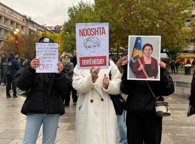 Protesta për Arlinda Zekajn vazhdon për të tretën ditë, protestuesit mblidhen në sheshin e Prishtinës
