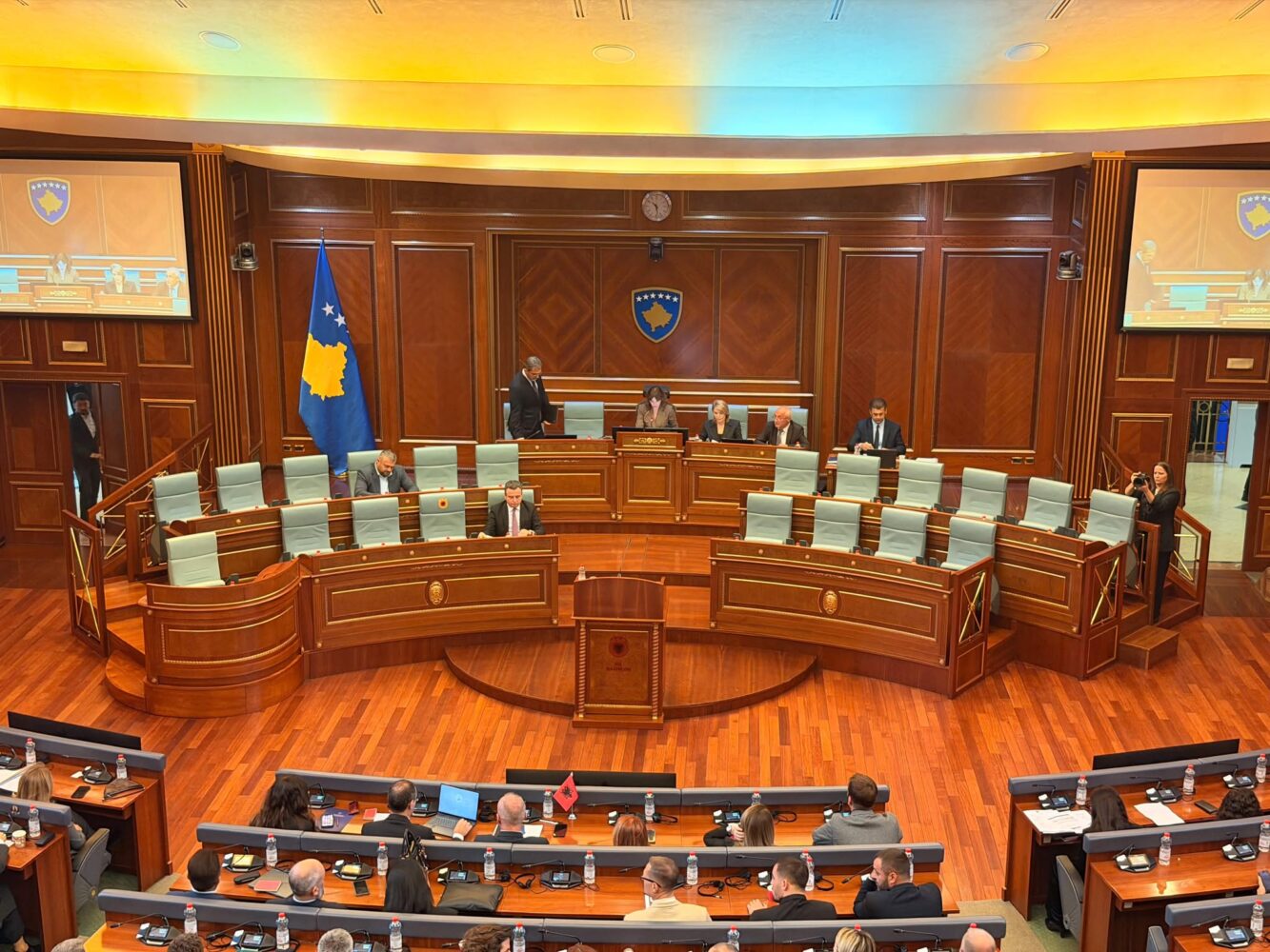 Nis seanca plenare e Kuvendit