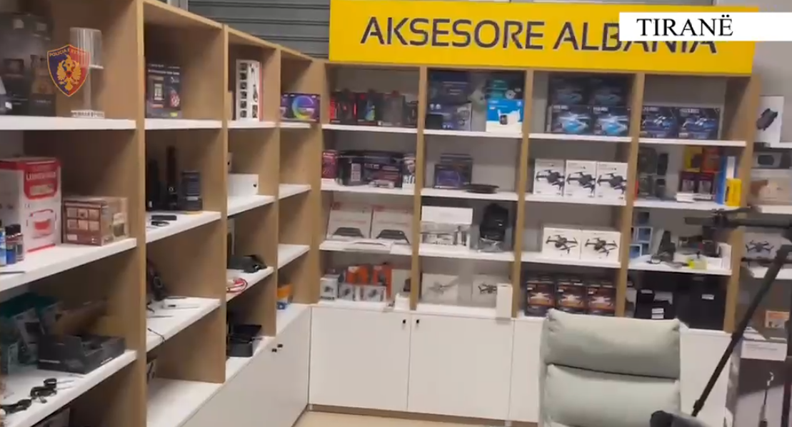 Dronë, llastiqe dhe pajisje elektronike, arrestohet 23-vjeçari që ua shiste protestuesve në Tiranë