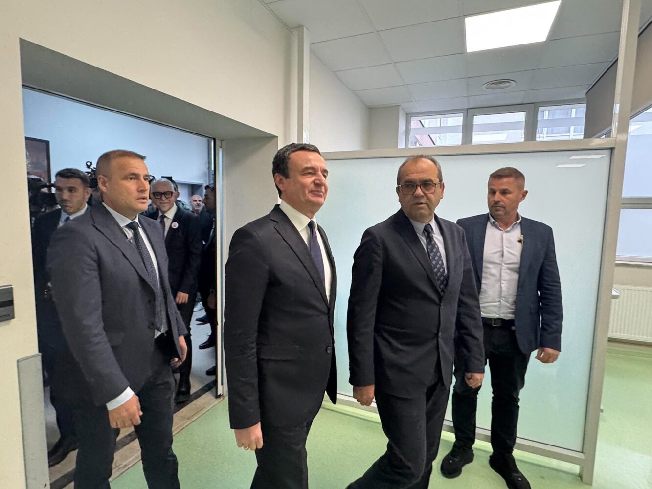 Kurti arrin në QKUK, merr pjesë në përurimin e Njësisë Koronare