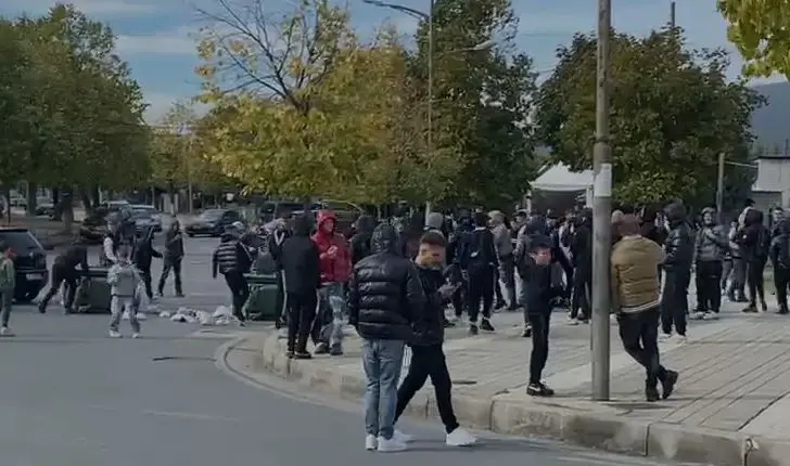 Zhvillimet në Shqipëri, mbi 20 të rinj në Korçë shoqërohen në polici