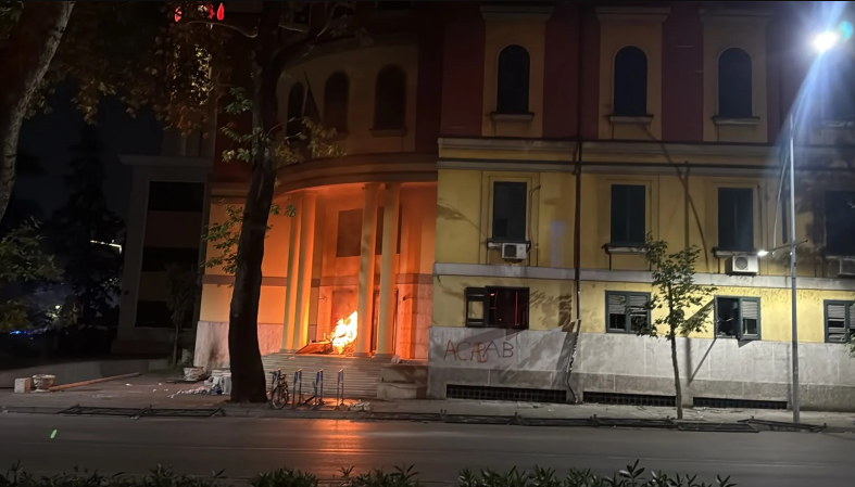 Protestuesit i vënë flakën Ministrisë së Financave në Tiranë –
