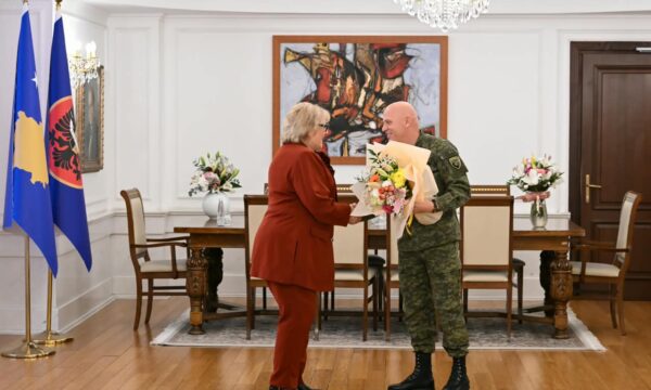 Presidentja Shiroka Pula takohet me komandantin e FSK-së, në fokus zhvillimet e sigurisë –
