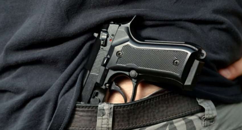 Djalit i vdes babai, mes gjërave të tij gjen dy pistoleta “Zastava” dhe 14 fishekë – njofton Policinë në Novobërdë –