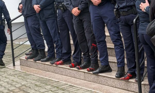 Pejë, protestuesit lyejnë me ngjyrë të kuqe këpucët e policisë