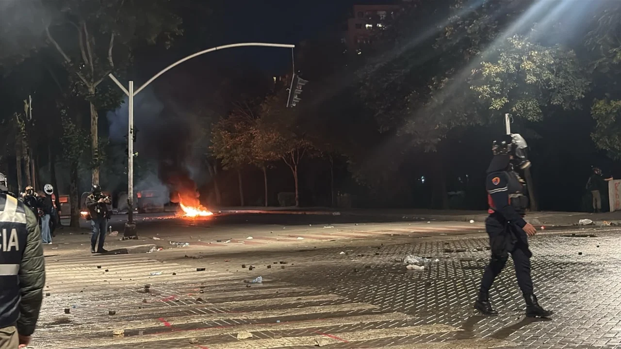 Protesta e dhunshme në Tiranë, 11 të lënduar, mes tyre dhe tre të mitur –