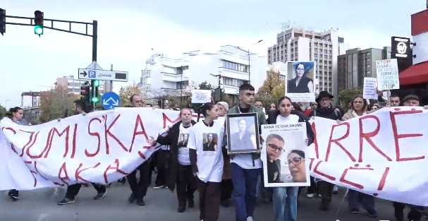 “Jepni dorëheqje”, protestuesit kërkojnë llogaridhënie para Ministrisë së Drejtësisë