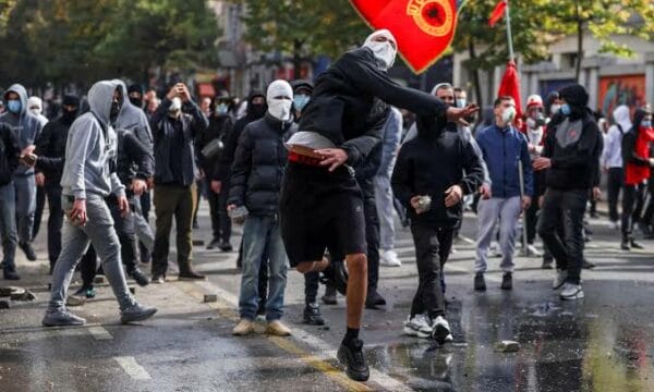 Reuters nga Tirana: Protestuesit u ndien të padëgjuar, tani ka dhunë