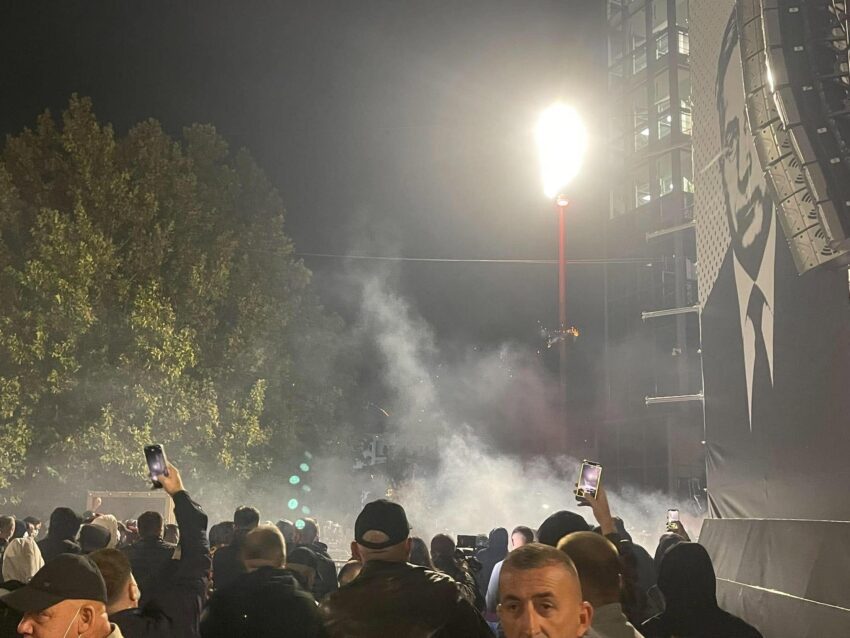 OVL-UÇK bën thirrje për vazhdimin e protestës: Nesër, mëngjesi duhet të na gjejë të gjithëve në shesh –
