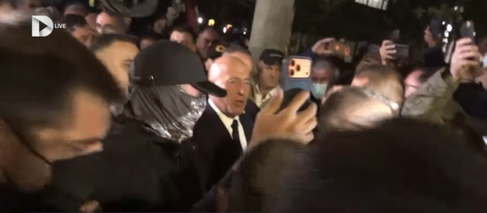 Ramush Haradinaj i bashkohet protestës: Po më dhimbëseni ju dhe ata në Hagë –