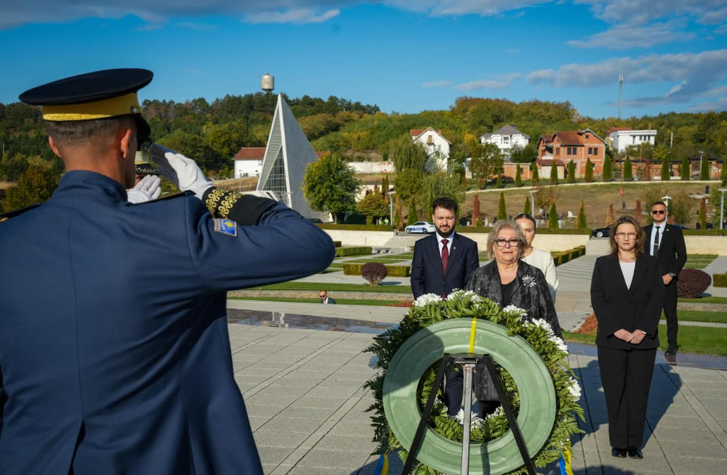 Ditën e parë si presidente, Shirkoka-Pula e nis me homazhe në Prekaz